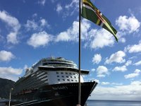 "Mein Schiff" im Hafen von Rosseau